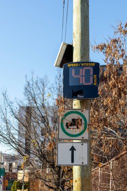 Ottawa, Kanada - 4 Kasım 2023: Radar hız sınırı tabelası.
