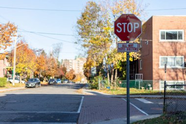 Kanada, Ottawa 'da bir kavşakta kırmızı dur işareti
