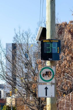 Ottawa, Kanada - 4 Kasım 2023: Radar hız sınırı tabelası.