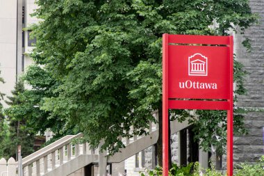 Ottawa, Kanada - 18 Temmuz 2024: Bina yakınlarındaki Ottawa Üniversitesi tabelası