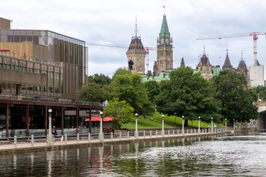 Ottawa, Kanada - 18 Temmuz 2024: Kanada Parlamentosu ve Rideau Kanalı, yaz manzaralı