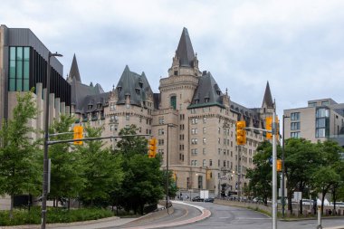 Ottawa, Kanada - 18 Temmuz 2024: Yazın şehir merkezinde şehir manzarası. Fairmont Şatosu Laurier Oteli.