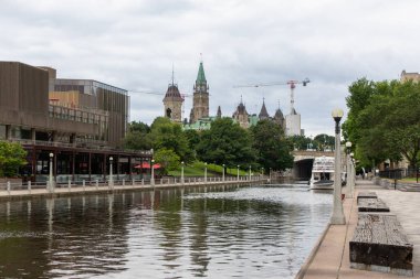 Ottawa, Kanada - 18 Temmuz 2024: Kanada Parlamentosu ve Rideau Kanalı, yazın şehir manzarası