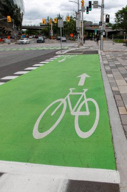 Ottawa, Kanada - 18 Temmuz 2024: Ottawa şehir merkezinde bisiklet yolu. Şehirdeki kaldırımda bisiklet yolu tabelası.