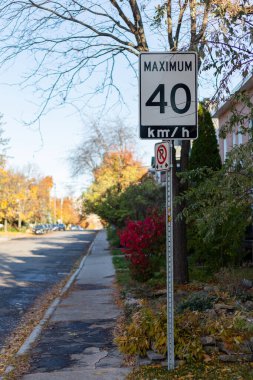 Kanada 'nın Ottawa şehrinin yerleşim bölgesinde sonbahar mevsiminde hız sınırı tabelası.