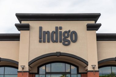 Kanata, Kanada - 2 Haziran 2024: Bir binanın Indigo mağaza logosuna yakın.