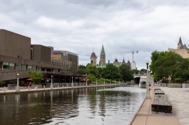 Ottawa, Kanada - 18 Temmuz 2024: Kanada Parlamentosu ve Rideau Kanalı, yazın şehir manzarası