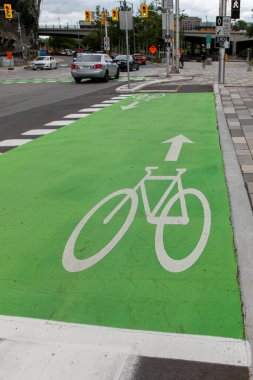 Ottawa, Kanada - 18 Temmuz 2024: Ottawa şehir merkezinde bisiklet yolu. Şehirdeki kaldırımda bisiklet yolu tabelası.