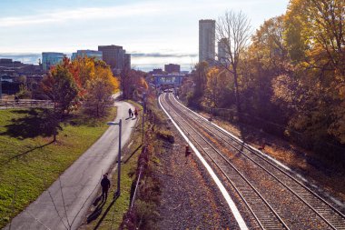 Ottawa, Kanada - 4 Kasım 2023: Sonbaharda Ottawa şehir manzarası. Şehirde sonbaharda bisiklet yolu ve tren yolu.