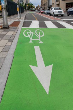 Ottawa, Kanada - 18 Temmuz 2024: Ottawa şehir merkezinde bisiklet yolu. Şehirdeki kaldırımda bisiklet yolu tabelası.