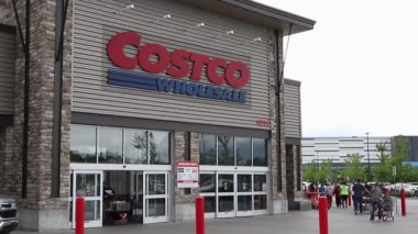 Ottawa, Kanada - 8 Haziran 2024: Costco Toptan Binası ve insanlar alışveriş arabalarıyla mağazadan çıkıyorlar.