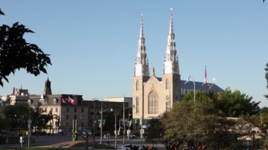 Ottawa, Kanada - 31 Ağustos 2024: Notre Dame Katedrali, Ottawa şehir merkezinde güneşli bir yaz gününde.