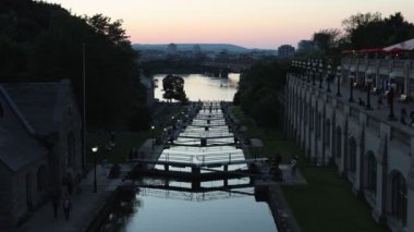 Ottawa, Kanada - 31 Ağustos 2024: Ottawa, Kanada 'da Rideau kanal kilitleri. Ottawa nehri manzaralı, Alexandra köprüsü ve oteli şehir merkezinde gün batımında.