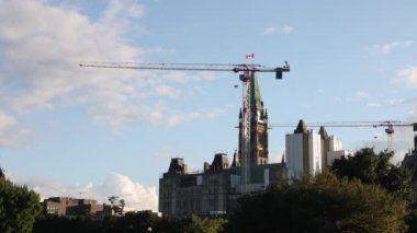 Kanada Parlamentosu, güneşli bir yaz gününde Ottawa 'da bayrak dikerek restorasyon yapıyor..