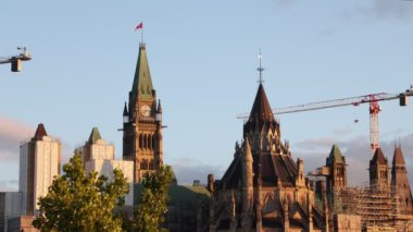 Kanada Parlamentosu, güneşli bir yaz gününde Ottawa 'da bayrak dikerek restorasyon yapıyor..