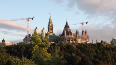 Kanada Parlamentosu binası, güneşli bir yaz gününde Ottawa 'da bayrağıyla restore ediliyor.