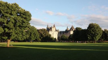 Ottawa, Kanada - 31 Ağustos 2024: Major 's Hill Park, şehir merkezinde. Yazın parktaki insanlar