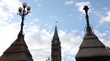 Kanada Parlamento Binası Ottawa, Kanada 'da bayraklı.