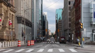 Ottawa, Kanada - 31 Ağustos 2024: Şehir caddesi yolda arabalarla ve kaldırımda yürüyen insanlarla.
