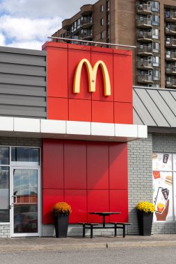 Ottawa, Kanada - 24 Eylül 2024: McDonald 's fast food restoran binası