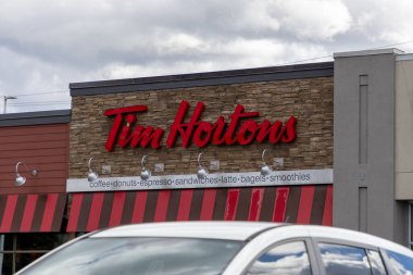 Ottawa, Kanada - 24 Eylül 2024: Tim Hortons binası, Kanada çok uluslu kafe ve restoran