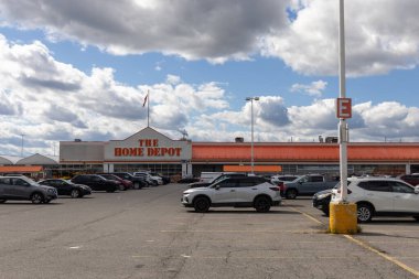 Ottawa, Kanada - 24 Eylül 2024: Home Depot Store ve önünde park yeri