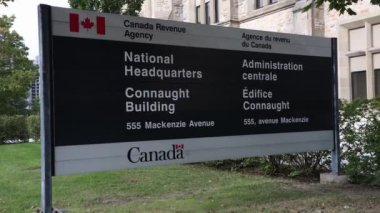 Ottawa, Kanada - 1 Ekim 2024: Kanada Gelir Dairesi Genel Müdürlüğü Ottawa şehir merkezinde imza ve bina