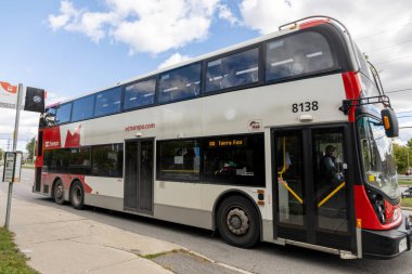 Ottawa, Kanada - 24 Eylül 2024: Çift katlı otobüs yolda, Ottawa 'da toplu taşıma