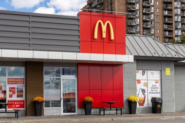 Ottawa, Kanada - 24 Eylül 2024: McDonald 's fast food restoran binası