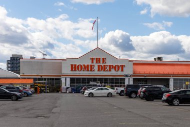 Ottawa, Kanada - 24 Eylül 2024: Home Depot Mağazası ve Otopark