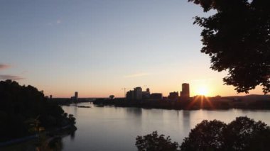 Ottawa, Kanada - 31 Ağustos 2024: Ottawa Nehri ve Kanada 'nın Quebec kenti.