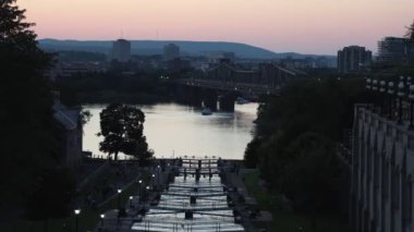 Ottawa, Kanada - 31 Ağustos 2024: Ottawa, Kanada 'da Rideau kanal kilitleri. Akşam Ottawa nehri, köprü ve otel manzarası.