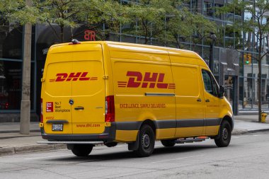 Ottawa, Kanada - 1 Ekim 2024: Sarı DHL dağıtım aracı yolda.