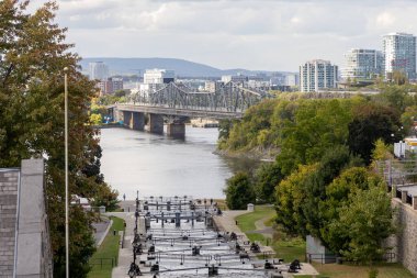 Kanada, Ottawa 'da sonbahar mevsiminde Rideau kanalları kilitlenir. Ottawa nehri, Alexandra köprüsü ve Quebec Gatineau şehri.
