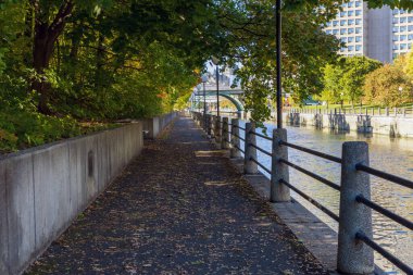 Sonbahar mevsiminde Kanada 'nın Ottawa kentindeki Rideau Kanalı' nda sonbahar yaprakları ve huzurlu bir patika bulunur..