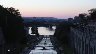 Ottawa, Kanada - 31 Ağustos 2024: Ottawa, Kanada 'da Rideau kanal kilitleri. Akşam Ottawa nehri, köprü ve otel manzarası.