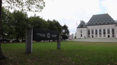 Ottawa, Kanada-1 Ekim 2024: Kanada Yüksek Mahkemesi imzası ve binası