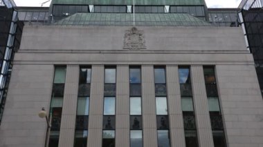 Ottawa, Kanada - 17 Ekim 2024: Ottawa şehir merkezinde Kanada bayrağı bulunan Kanada Bankası