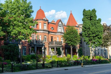 Ottawa, Kanada - 4 Haziran 2024 baharda ön bahçesinde güzel manzaralı bir ev. Konut binasının yakınındaki çiçek ve bitkiler.