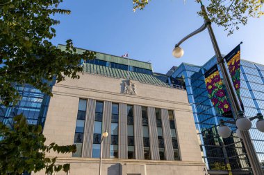 Ottawa, Kanada - 17 Ekim 2024: Ottawa şehir merkezinde Kanada bayrağı bulunan Kanada Bankası.