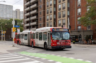 Ottawa, Kanada - 1 Ekim 2024: OC Transpo halk otobüsü şehir merkezinde yolda