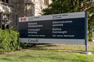 Ottawa, Kanada - 1 Ekim 2024: Kanada Maliye Ajansı şehir merkezinde. CRA