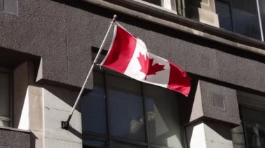 Kanada 'da Ottawa şehir merkezinin inşaatında Kanada bayrağı var.