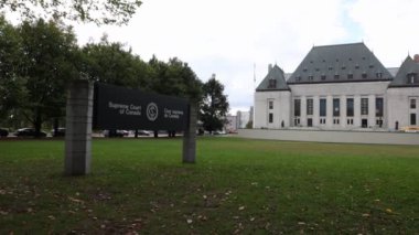Ottawa, Kanada-1 Ekim 2024: Kanada Yüksek Mahkemesi imzası ve binası