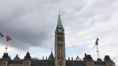 Kanada 'nın Ottawa şehrinde gökyüzünde bayrağı bulunan Kanada Parlamentosu Barış Kulesi.