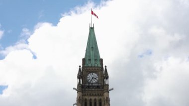 Kanada 'nın Ottawa şehrinde gökyüzünde bayrağı bulunan Kanada Parlamentosu Barış Kulesi.