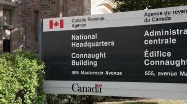 Ottawa, Kanada - 1 Ekim 2024: Kanada Gelir Dairesi Genel Müdürlüğü Ottawa şehir merkezinde imza ve bina