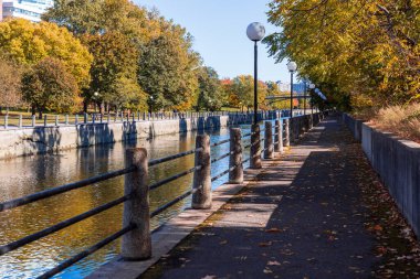 Kanada 'nın Ottawa kentindeki Rideau Kanalı, sonbahar mevsiminde, sonbahar yaprakları ve bir patika ile.