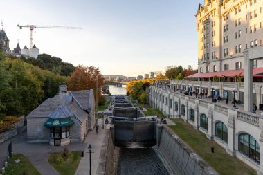 Ottawa, Kanada - 17 Ekim 2024: Rideau Kanalı başkentin merkezinde kilitleniyor. Kanada sonbahar mevsiminde dönüm noktası.