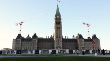 Ottawa, Kanada - 17 Ekim 2024: Ottawa şehir merkezinde yenilenen Kanada Parlamentosu binası